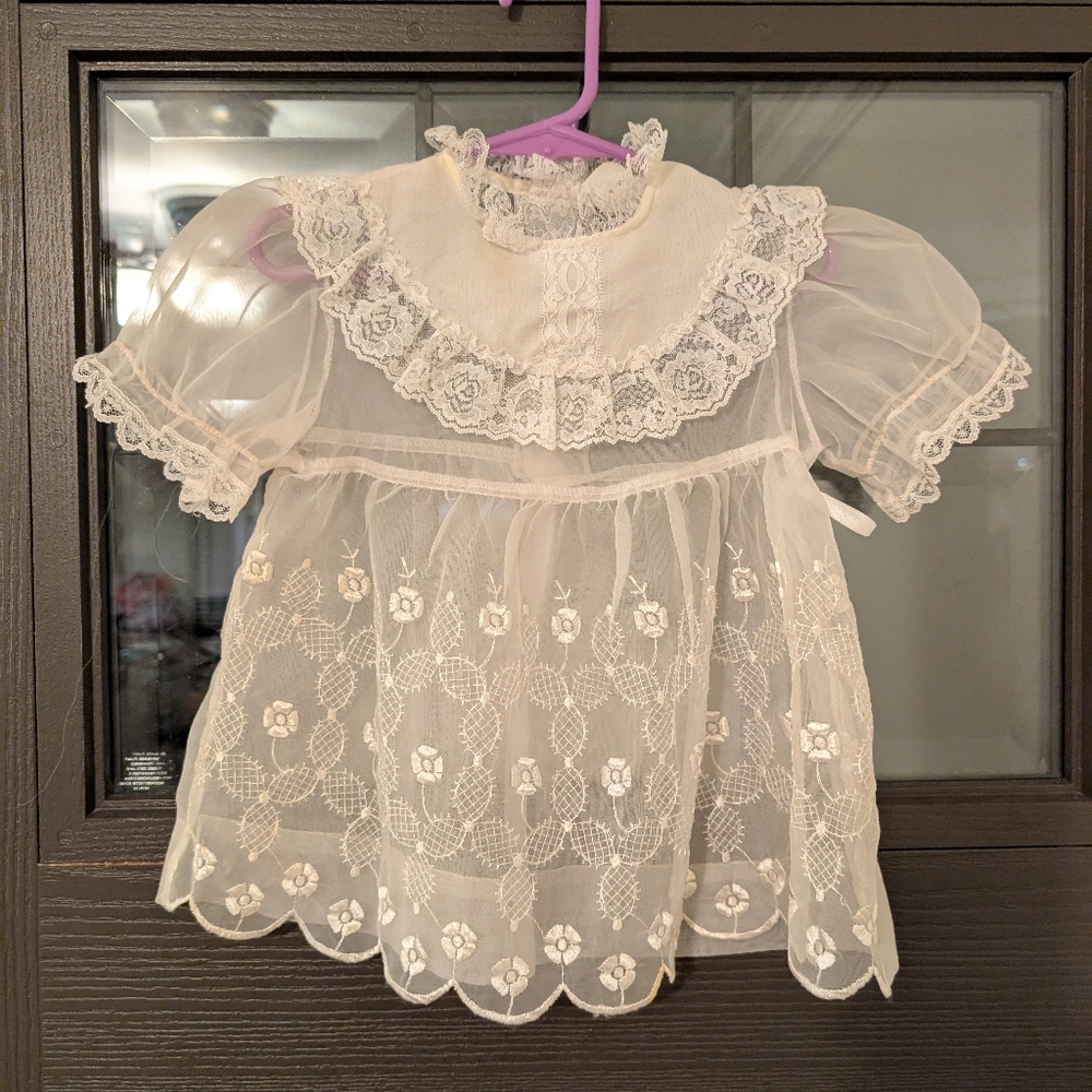 💥3/$24 Vintage 1950's Sheer And Lace Dress Frilly